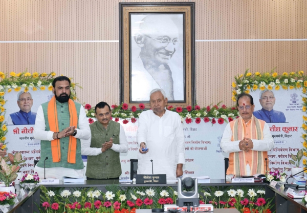मुख्यमंत्री ने 11,921 करोड़ रुपये की  विभिन्न योडनाओं को उद्धाटन-शिलान्यस करते हुए। साथ में दोनों डिप्टी सीएम भी