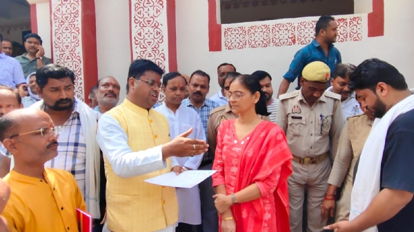 विज्ञापन देते व्यापारी