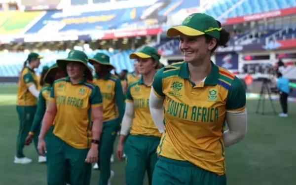 दक्षिण अफ्रीका की कप्तान लॉरा लौरा वोल्वार्ड्ट (सबसे आगे)
