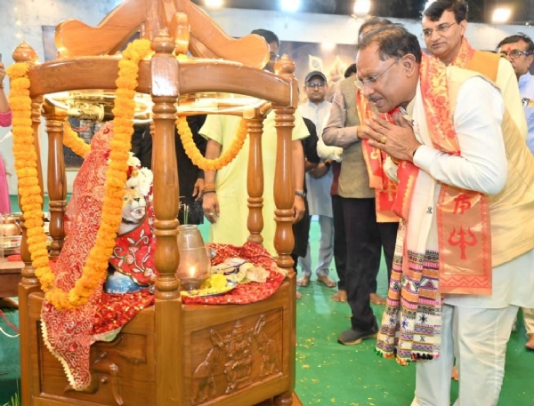मुख्यमंत्री साय गरबा महोत्सव में मातारानी का दर्शन कर आशीर्वाद लेते