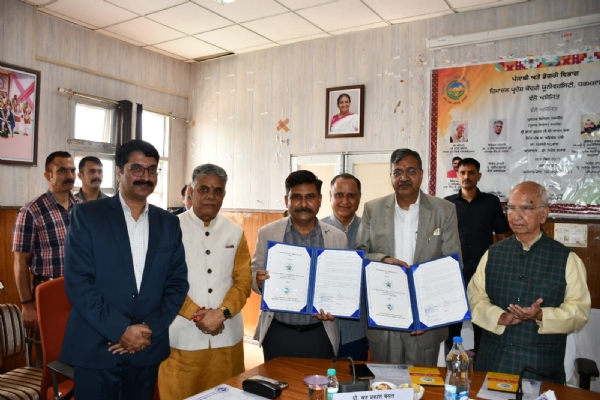 एमओयू हस्ताक्षर करने के मौके पर मौजूद सीयू और नौणी विश्वविद्यालय के कुलपति और अन्य अधिकारी।