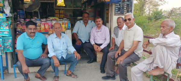 कांगड़ा में लोगों के साथ जीएसटी को लेकर चर्चा करते हुए विधायक पवन काजल।