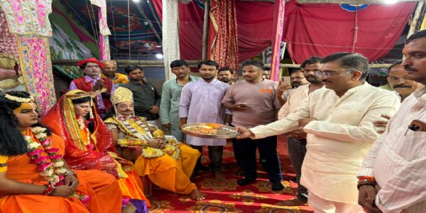 रामलीलायां राम-केवट संवादं दृष्ट्वा भक्ताः भावपूर्णाः