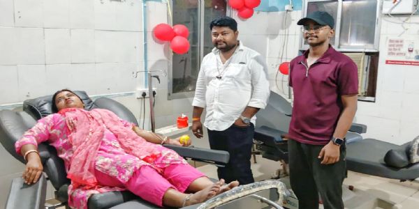 नवरात्र-उपवासस्य अपि मध्ये रक्तदानं कृत्वा आदर्शं प्रस्तुतवान्