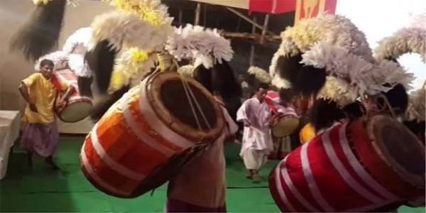 विशेषः :: पूजा-मण्डपेषु ढाकस्य निनादः – तन्त्रज्ञानसहितं विकसमानानां वाद्ययन्त्राणां मध्ये लुप्यमानायाः परम्परायाः तालः