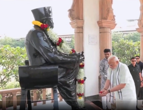 प्रधानमंत्री  नरेन्द्र मोदी नागपुर में स्मृति मंदिर परिसर में राष्ट्रीय स्वयंसेवक संघ के संस्थापक डॉ. हेडगेवार को श्रद्धासुमन अर्पित करते हुए (फाइल फोटो)
