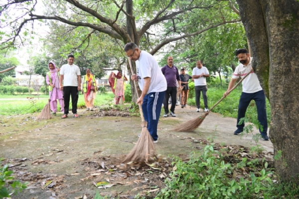 मंत्री गणेश जोशी  सेवा पखवाड़ा अभियान के    तहत झाडू लगाते।