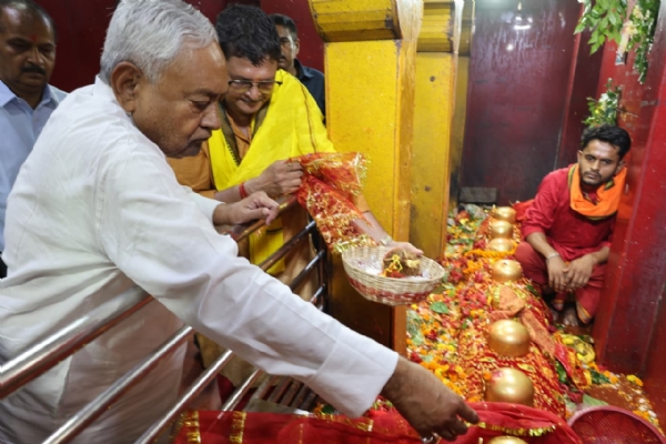 पटना सीटी के पटनदेवी मंदिर में पूजा-अर्चना करते मुख्यमंत्री नीतीश