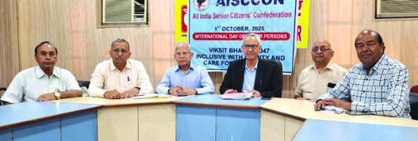 पत्रकारों से वार्ता करते हुए
