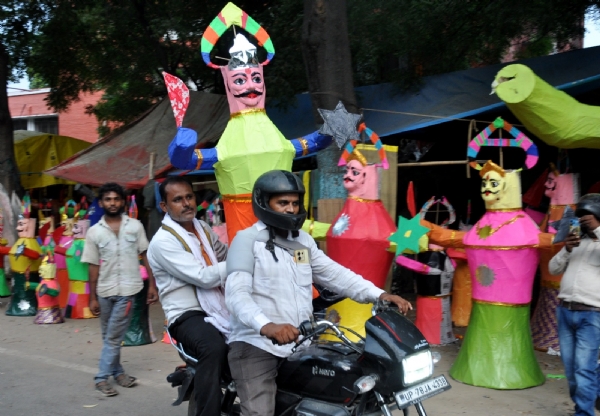 रावण के पुतले को बाइक पर लेकर जाते ग्राहक