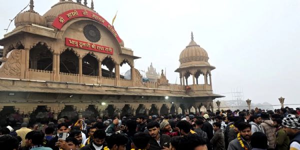नववर्षे भक्तानां जनसागरः कीर्तिमानं भङ्क्त्वा बरसानायां श्रीराधायाः आशीर्वादं प्राप्तवान्