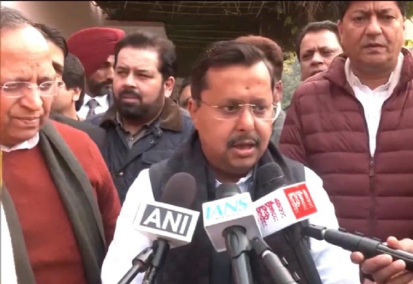 भाजपा के कार्यकारी अध्यक्ष नितिन नबीन मीडिया से बातचीत करते हुए