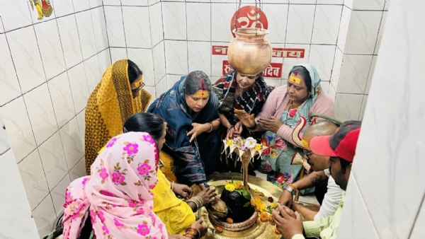 पूजा करती हुई रंजना साहू।