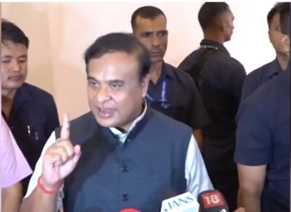 संवाददाताओं से बातचीत करते हुए मुख्यमंत्री डॉ हिमंत बिस्व सरमा।