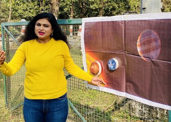 खगोलीय घटना की जानकारी देते हुए सारिका