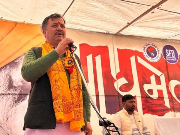 सम्बोधित करते आशीष चौहान सम्बोधित करते आशीष चौहान