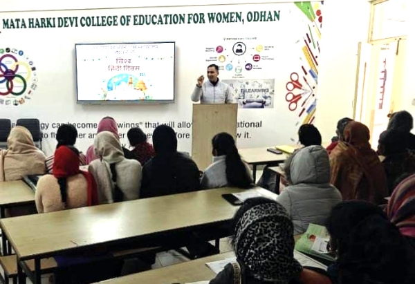 गोष्ठी को संबोधित करते वक्ता।