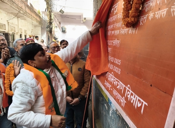 शिलान्यास करते हुए भाजपा प्रदीप