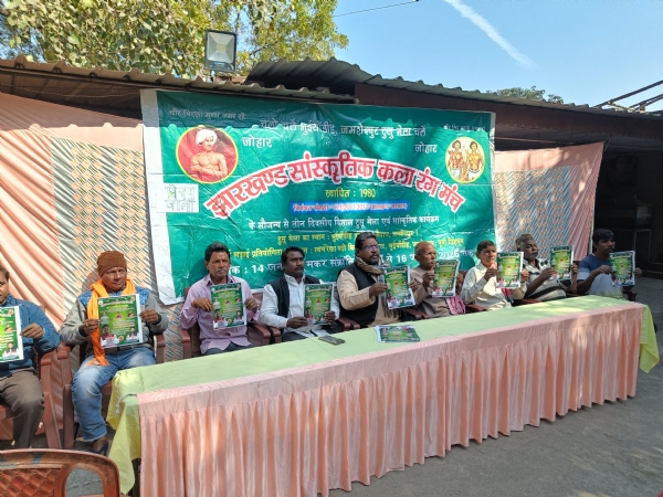 प्रेस को संबोधित करते पूर्व मंत्री दुलाल भुईयां प्रेस को संबोधित करते पूर्व मंत्री दुलाल भुईयां