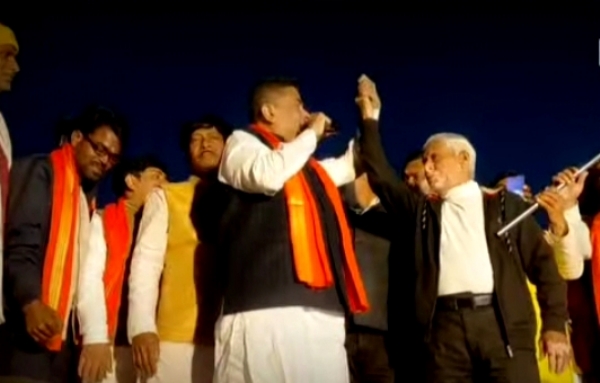 शुभेंदु अधिकारी अमल पंडा को बीजेपी में शामिल करते हुए शुभेंदु अधिकारी अमल पंडा को बीजेपी में शामिल करते हुए