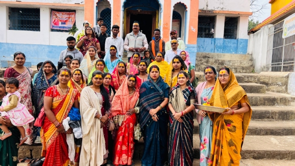 समूह में खड़ी हुई महिलाएं