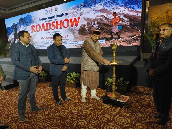 कार्यक्रम का शुभारंभ करते महाराज।