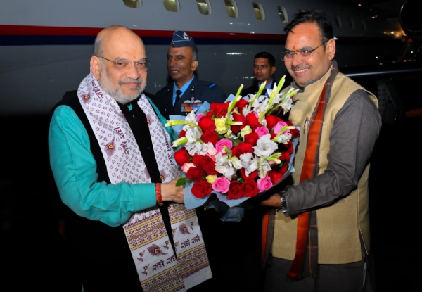 जोधपुर एयरफोर्स स्टेशन पहुंचने पर मुख्यमंत्री भजनलाल शर्मा ने उनकी अगवानी की। जोधपुर एयरफोर्स स्टेशन पहुंचने पर मुख्यमंत्री भजनलाल शर्मा ने उनकी अगवानी की।