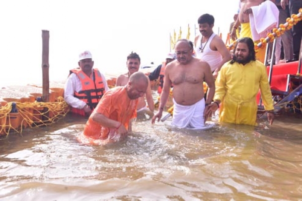 संगम स्नान करते सीएम योगी संगम स्नान करते सीएम योगी