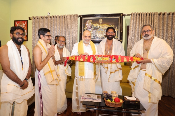 केंद्रीय गृह मंत्री अमित शाह मंदिर में पूजा करते हुए