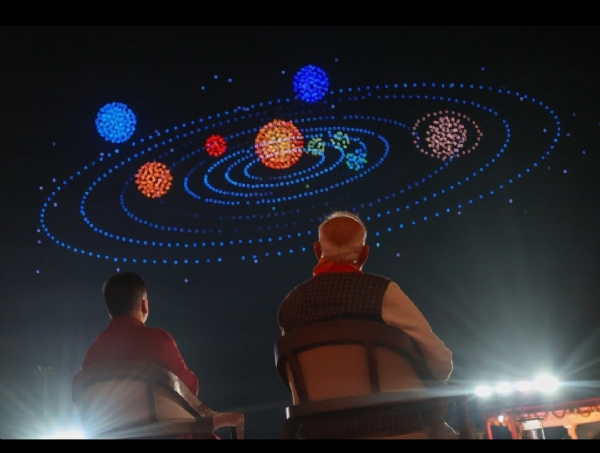 सोमनाथ मंदिर में ड्रोन शो का आनंद लेते हुए प्रधानमंत्री मोदी