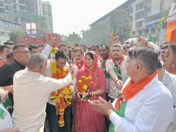 चुनाव प्रचार के दौरान भाजपा प्रत्याशी।