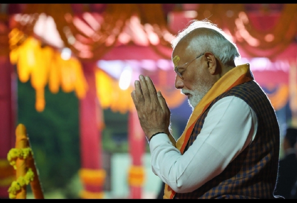 सोमनाथ मंदिर में पूजा करते हुए प्रधानमंत्री नरेंद्र मोदी