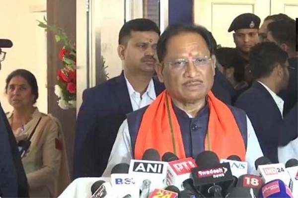 मुख्यमंत्री विष्णुदेव साय पत्रकाराें से बातचीत करते हुए मुख्यमंत्री विष्णुदेव साय पत्रकाराें से बातचीत करते हुए