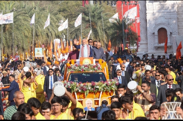 यात्रा में लोगों का अभिवादन स्वीकार करते हुए प्रधानमंत्री मोदी