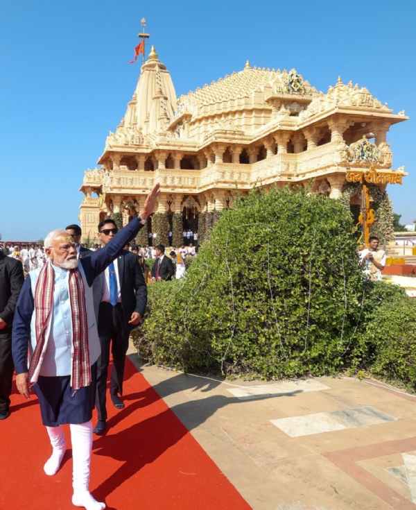 सोमनाथ मंदिर के परिसर में प्रधानमंत्री नरेन्द्र मोदी