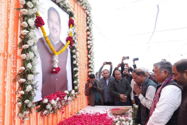 श्रद्धांजलि सभा में दिवंगत विधायक डॉ. श्याम बिहारी लाल को पुष्पांजलि अर्पित करते भाजपा प्रदेश अध्यक्ष पंकज चौधरी