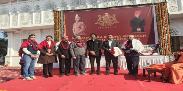 नाहनस्य शाहीप्रासादे भव्य सम्मान समारोहः, 6 विभूतयः सम्मानिताः