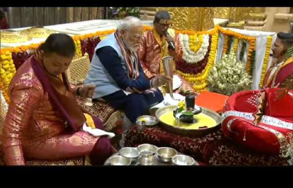 सोमनाथ मंदिर में रुद्राभिषेक करते हुए प्रधानमंत्री मोदी