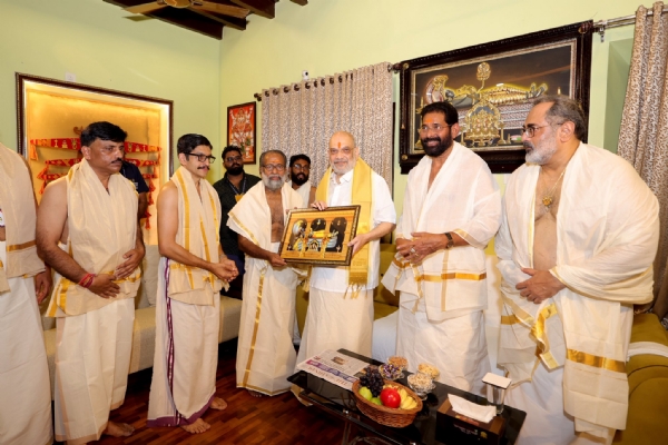 केंद्रीय गृह मंत्री अमित शाह मंदिर में पूजा करते हुए