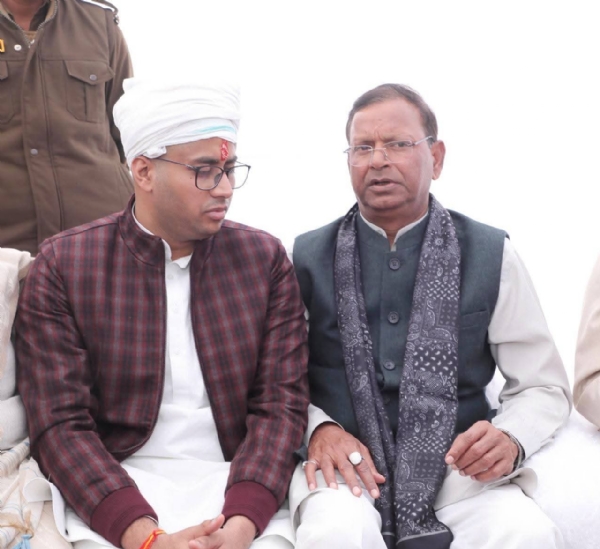 श्रद्धांजलि सभा के दौरान दिवंगत विधायक डॉ. श्याम बिहारी लाल के पुत्र से बातचीत करते भाजपा प्रदेश अध्यक्ष पंकज चौधरी।