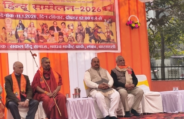 हिन्दू सम्मेलन में प्रचारक मनोज (मध्य में) हिन्दू सम्मेलन में प्रचारक मनोज (मध्य में)