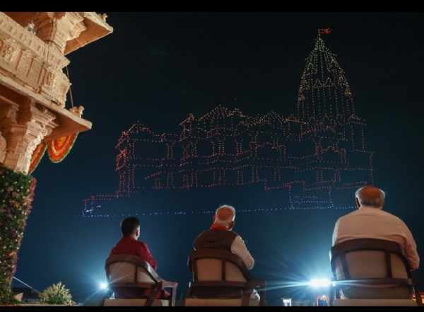 ड्रोन शो के दौरान अरब सागर के आसमान पर सोमनाथ के इतिहास की गाथा