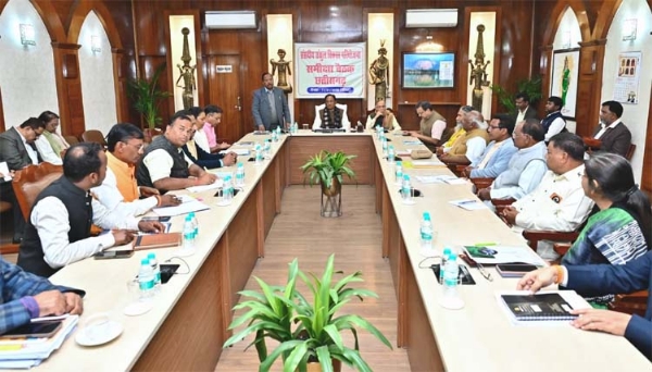 मुख्यमंत्री साय सांसद संकुल विकास परियोजना की समीक्षा बैठक करते हुए