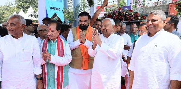 मुख्यमंत्री नीतीश कुमार और उपमुख्यमंत्री सम्राट चौधरी ने अशोक राजपथ पर डबल डेकर सड़क का उद्घाटन किया