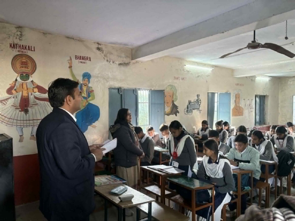 उपायुक्त बगली स्कूल का निरीक्षण करते हुए।