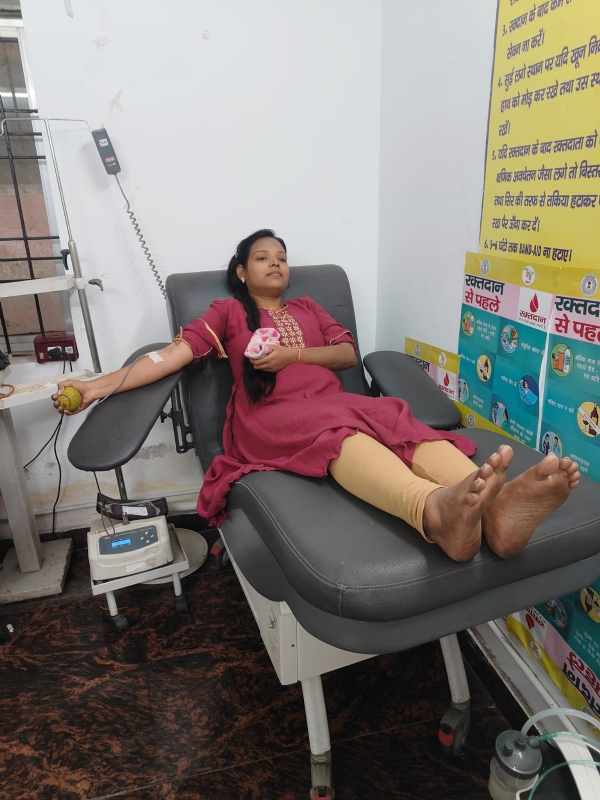 रक्तदान करती युवती