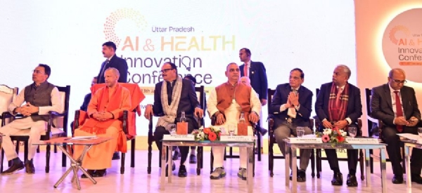 एआई और स्वास्थ्य नवाचार सम्मेलन में मंचासीन मुख्यमंत्री योगी आदित्यनाथ व केन्द्रीय मंत्री जितिन प्रसाद