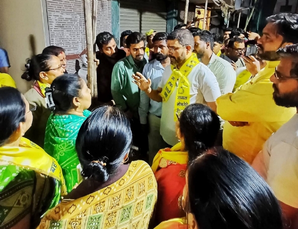 जनसंपर्क अभियान के दौरान बविआ प्रत्याशी।