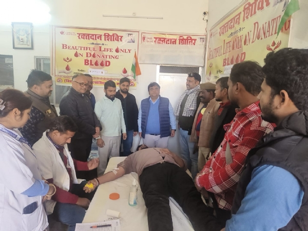 रक्तदान करते युवा