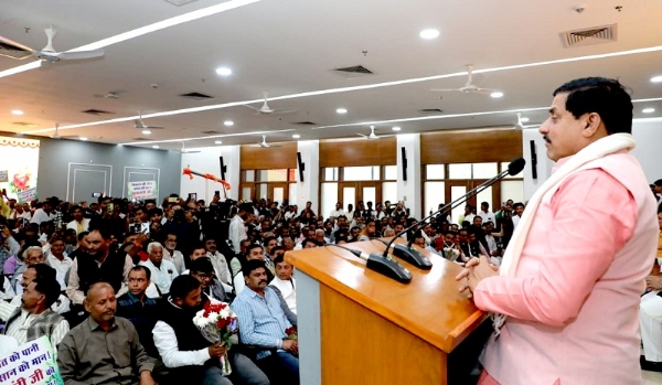 मुख्यमंत्री निवास में किसानों को संबोधित